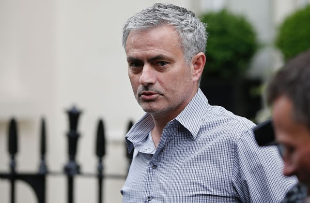 Jose Mourinho leaves his home in central London on May 25, 2016. Manchester United were locked in a second day of talks with Jose Mourinho's agents on Wednesday, hammering out a deal to sweep the controversial Portuguese boss into Old Trafford. / AFP / ADRIAN DENNIS 