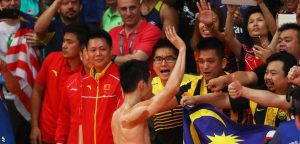 Lee Chong Wei bersalam dengan penyokong Malaysia yang terbang khas untuk memberi sokongan.